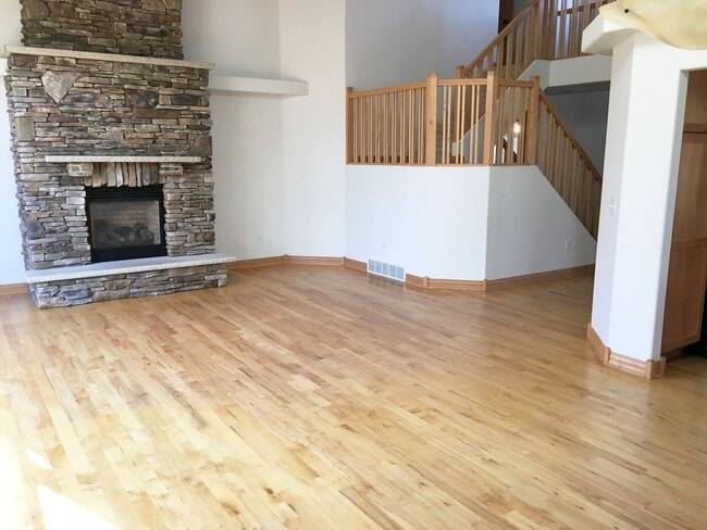 Building Photo - Executive 3-Bedroom (plus bonus room) 3 1/...
