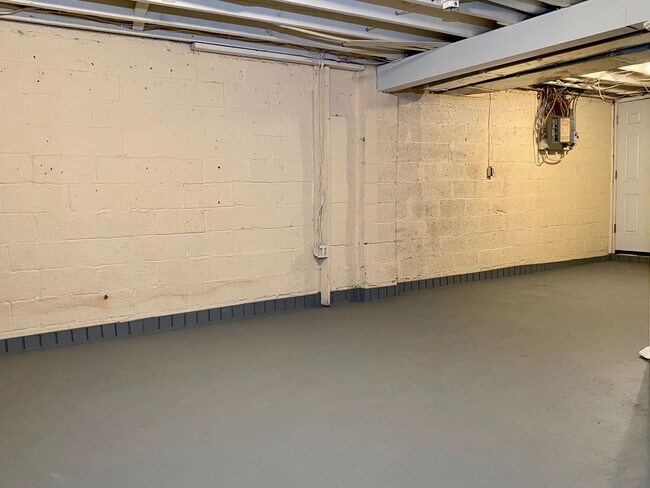 Building Photo - Charming 3 Bedroom/1.5 Bathroom Townhome in Parkville, MD!