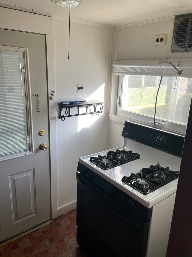 Building Photo - 84 Bridge St