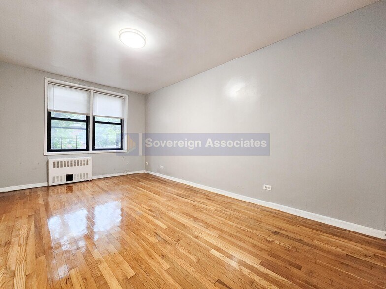Building Photo - 210 W 251st St