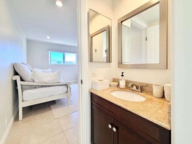 Building Photo - 3953 Sunset Ln