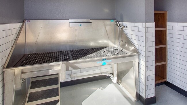 Building Photo - 1605 E County Line Rd