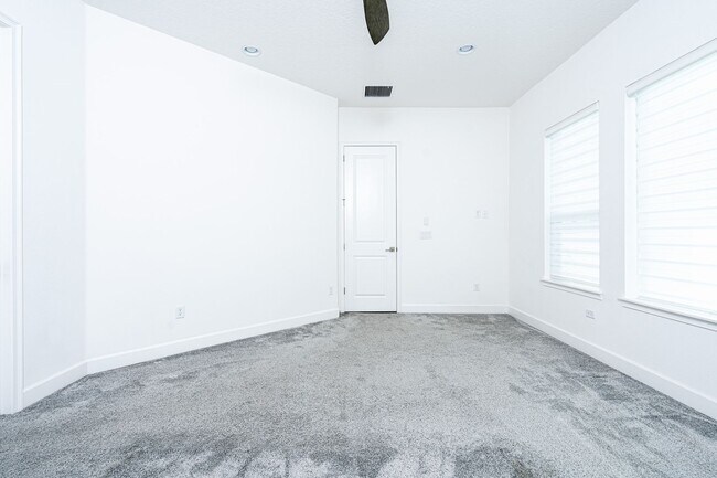 Building Photo - Luxurious Solar Powered 4 Bedroom, 3 Bath Waterfront Home with office & Upgrades Galore!