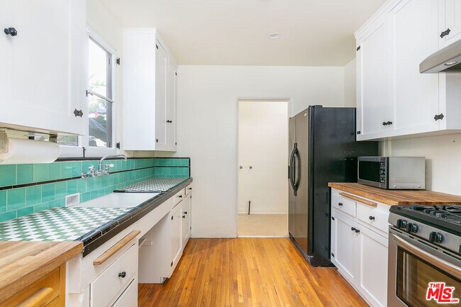 Building Photo - 2319 Meadow Valley Ter