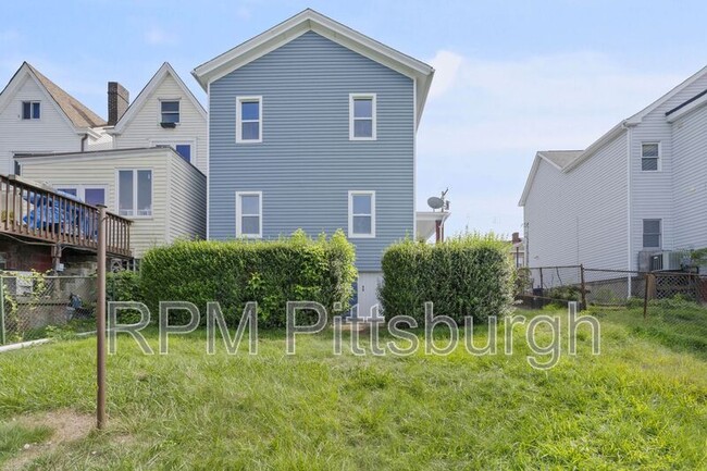 Building Photo - 2721 Cobden St