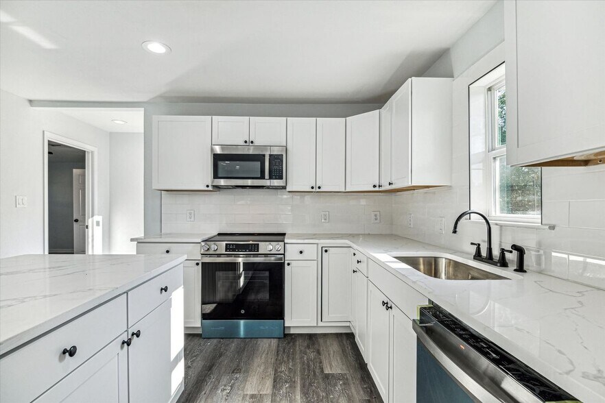 Building Photo - 7846 S Howton St