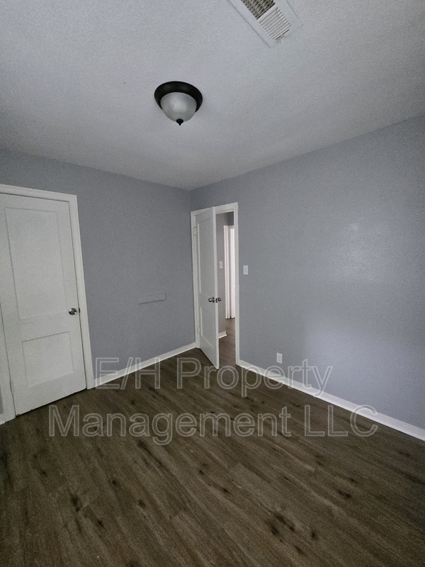 Building Photo - 1338 N Volutsia