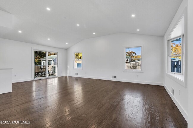 Building Photo - 526 Bradley Blvd