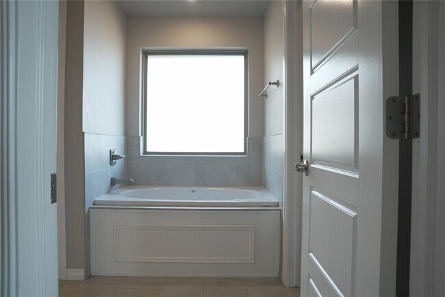 Building Photo - 5216 Bing Cir