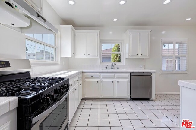 Building Photo - 7719 Hosford Ave