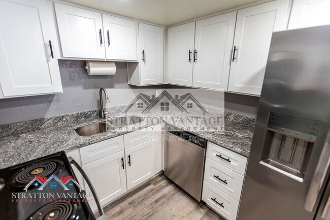 Building Photo - 1828 W Tuckey Ln