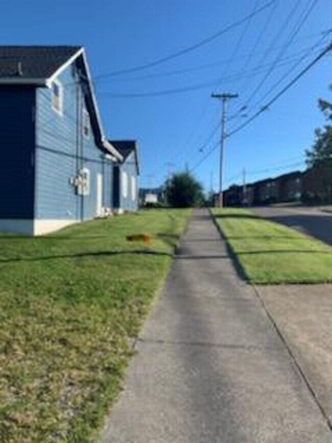 Building Photo - 224 Lamont St