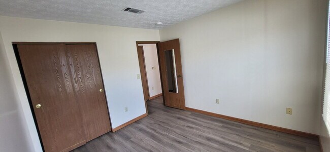 Building Photo - 1 Bed Single Level Apartment with Garage
