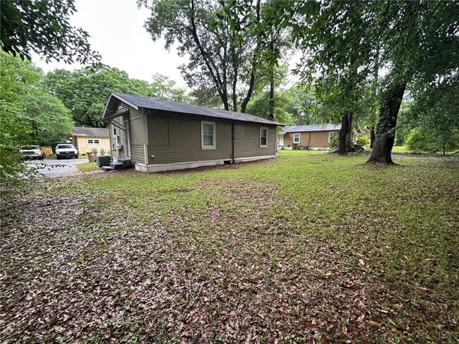 Building Photo - 905 Pansy Ct