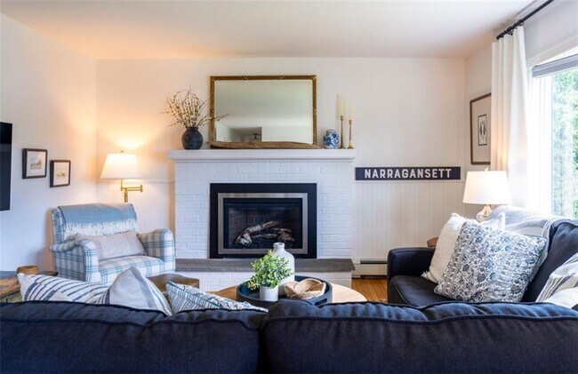 Building Photo - 11 N Hillview Dr