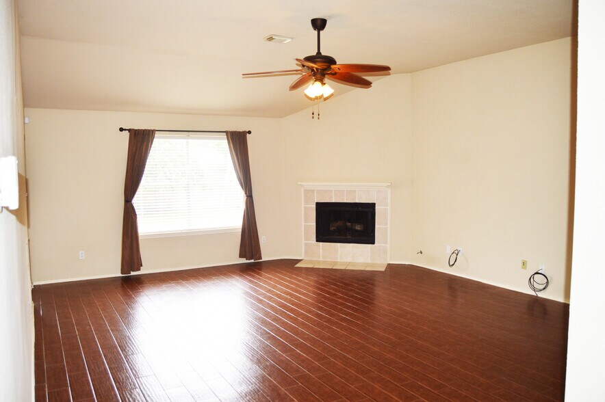 Large open living room with high ceilings. Perfect for entertaining and relaxing. - 23035 S Waterlily Dr