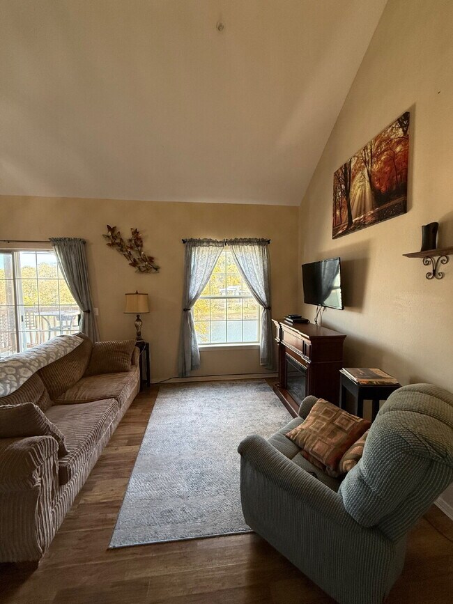 Building Photo - Penthouse Fully Furnished - Lakeview 2 Bed...