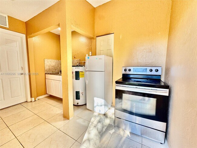 Building Photo - 6032 SW 38th St