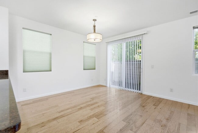 Building Photo - Impeccable 3 bedroom house in Davis Mace Ranch