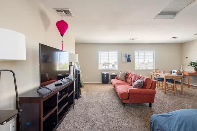 Building Photo - 506 E Townley Ave