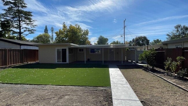 Building Photo - Pleasant HIll, Beautiful 3 bedroom 1 bath ...