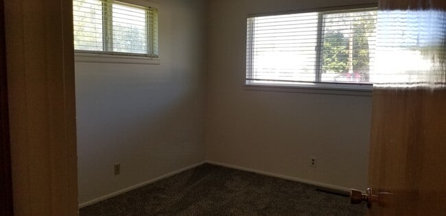 Building Photo - 3 bedroom, 1 bath rance style home on corner lot.