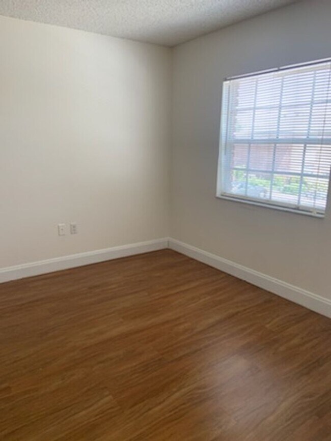 Building Photo - Stylish 1-Bedroom Studio in Carrington Park!