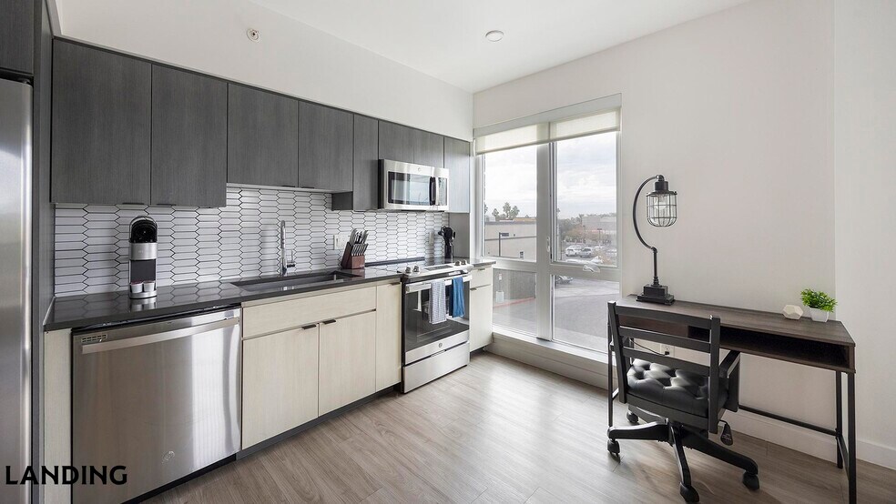 Building Photo - 707 S Farmer Ave