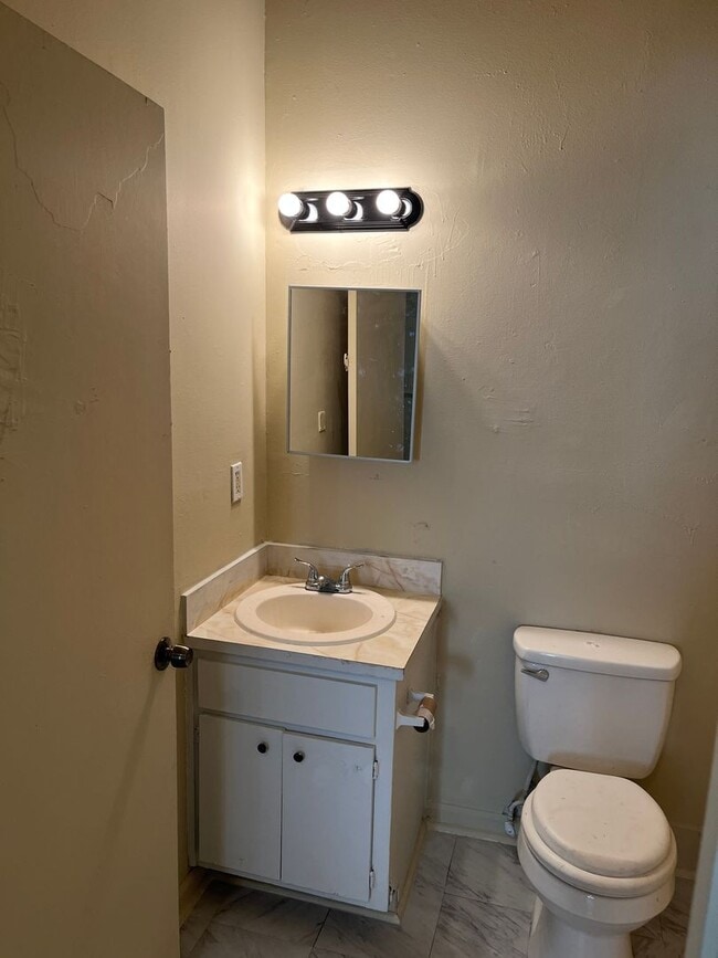 Building Photo - **ON HOLD**2 bedroom / 1 bathroom Duplex in Columbus, GA 31904***