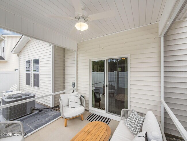 Building Photo - 150 Coastline Cir