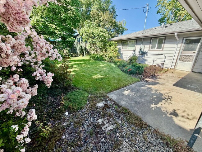 Building Photo - Spacious, Remodeled 5bd/3bath Cherry Park Home with Large Fenced Garden and Finished Basement