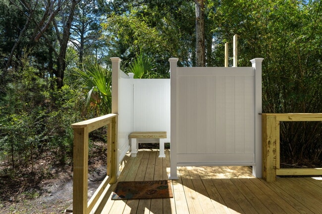 Building Photo - 211 Lewis Dr