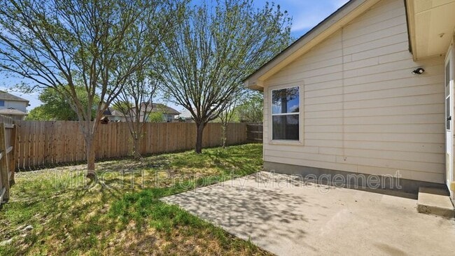 Building Photo - 2432 Medina Dr