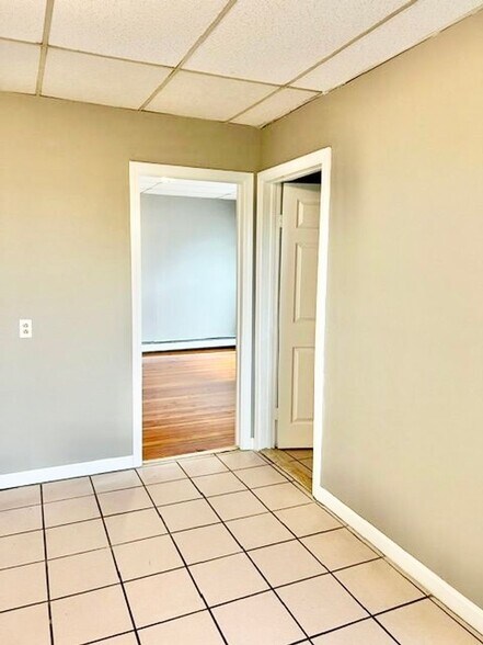 Building Photo - 22-24 Lawn Avenue - Unit #1R