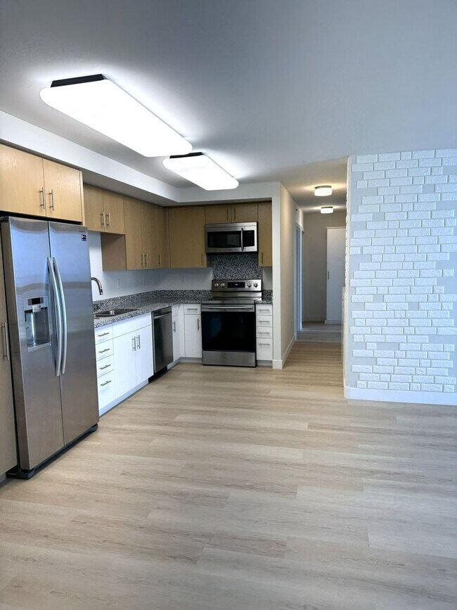 Building Photo - Ke Kilohana - Renovated High Floor 3 Bedroom 2 Bath 2 Parking in Ward Village