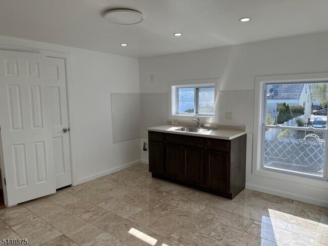 Building Photo - 10 Kipp Pl