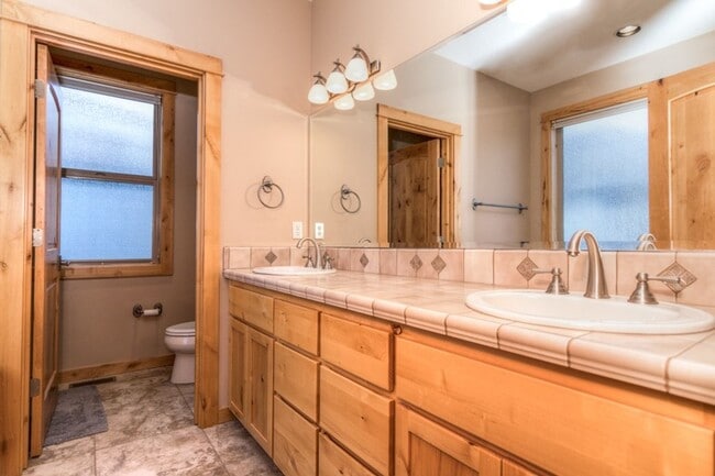 Building Photo - Award-winning, custom-built home in the highly-desired Cascade View Estates