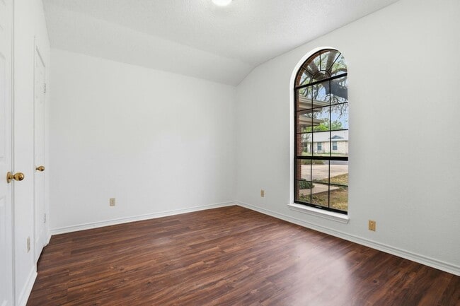 Building Photo - 306 Woodstone Dr