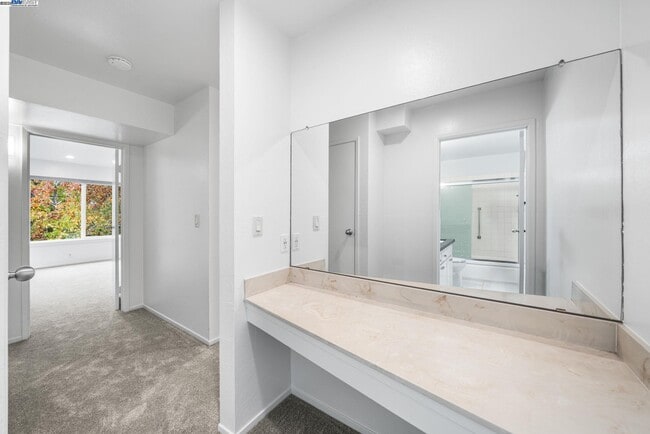 Building Photo - 695 Mariposa Ave