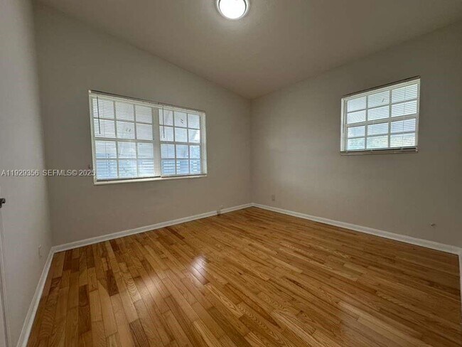 Building Photo - 1790 NE 18th St