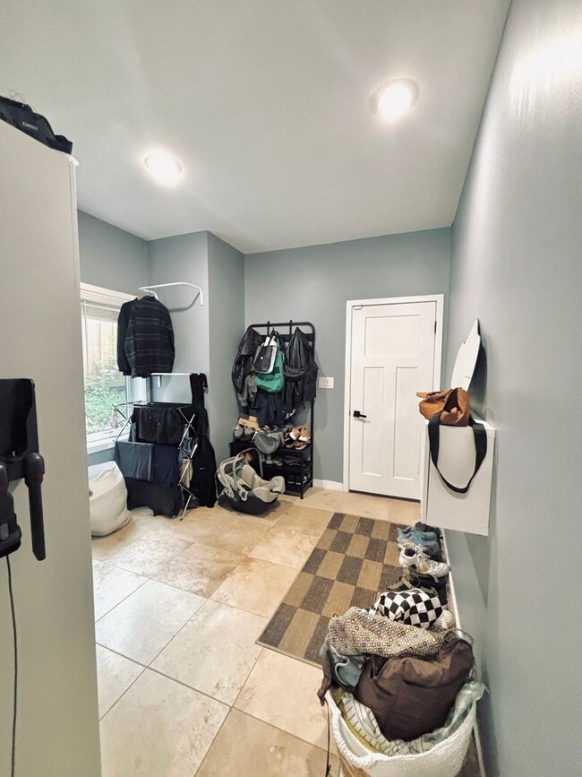 Building Photo - Rare Minnehaha Parkway rental under 5k! Be...