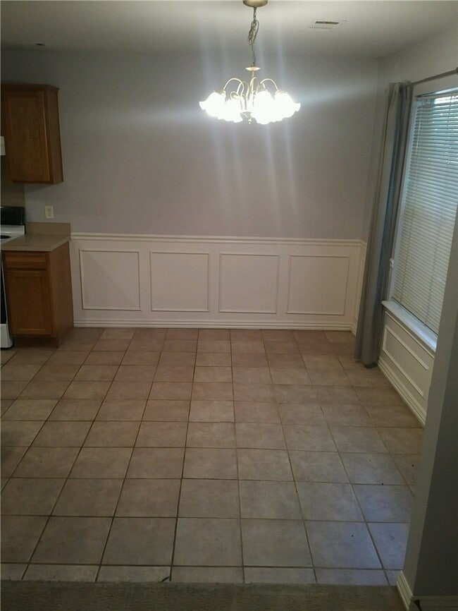 Building Photo - 946 W Peachtree Dr