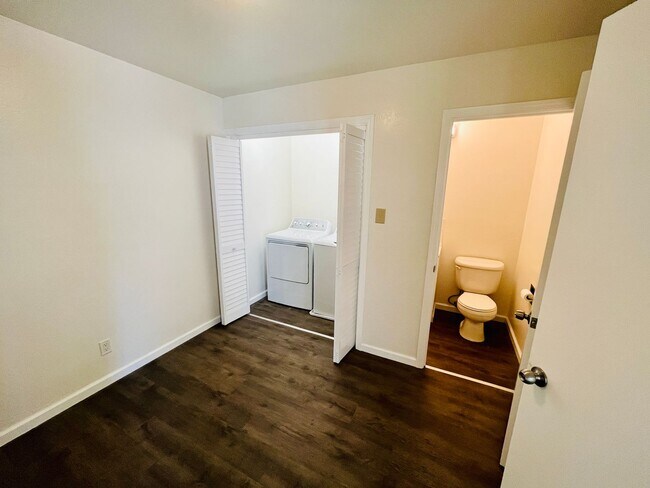 Building Photo - 108 Gladys Ave