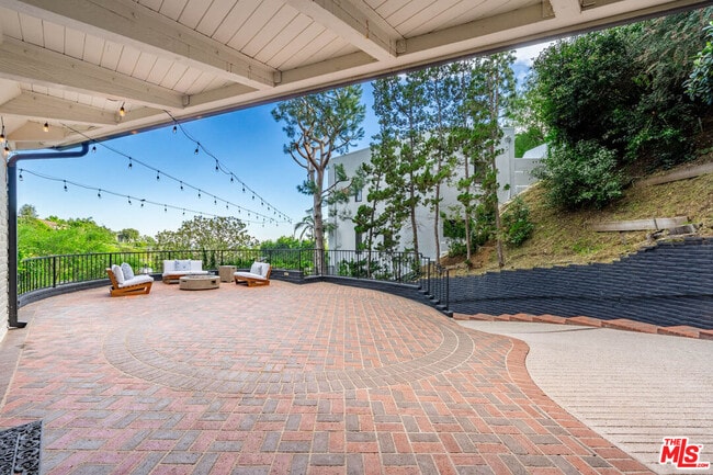 Building Photo - 9305 Beverlycrest Dr