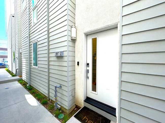 Building Photo - 10917 1/2 Otsego St