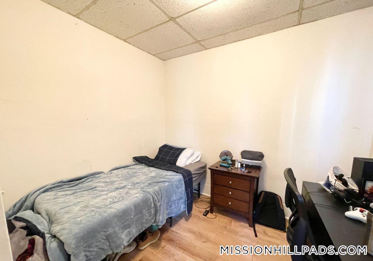 Building Photo - 1572 Tremont St