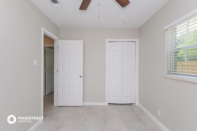 Building Photo - 1008 E Linebaugh Ave.