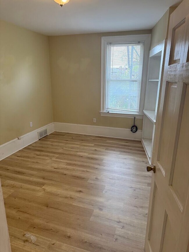 Building Photo - 5552 Avondale Pl