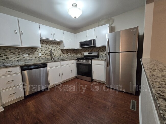 Building Photo - 250 W Whispering Oaks Ln