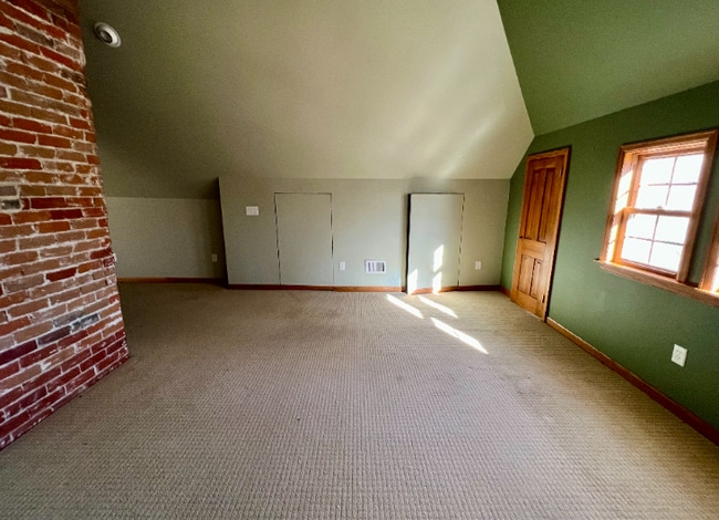 Building Photo - Charming Three Bedroom Home!